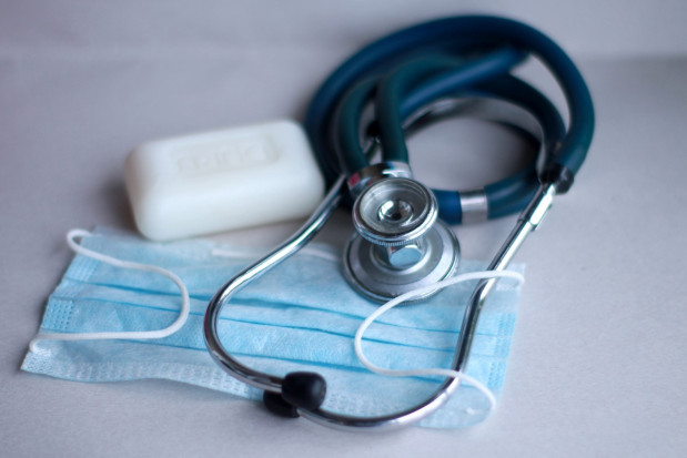 Czy epidemia w Polsce wyhamowuje? (fot. pixabay) MZ: liczba nowych zakażeń koronawirusem spada