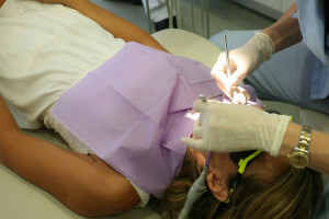 Dentystka w ciąży - problemy z prawem pracy (foto: pxhere) Ciąża dentystki to za mało, aby zmienić umowę z cywilnoprawnej na umowę o pracę