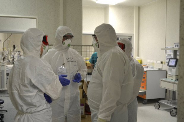 System opieki nie jest dobrze przygotowany do walki z agresywnymi chorobami zakaźnymi (fot. Twitter/WIM) Nie ma wielu chętnych lekarzy do walki z nowymi epidemiami