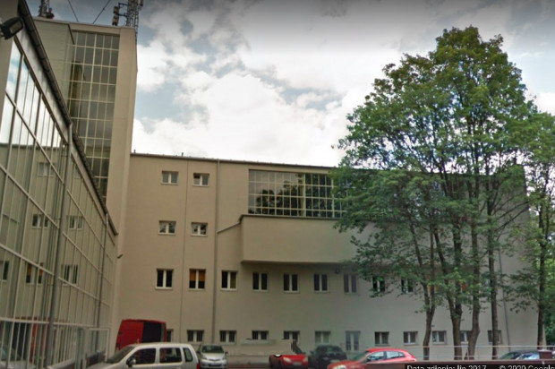 Akademickim Centrum Stomatologii w Zabrzu (źródło Google Maps) Pacjenci czekają na dentystę na stojąco