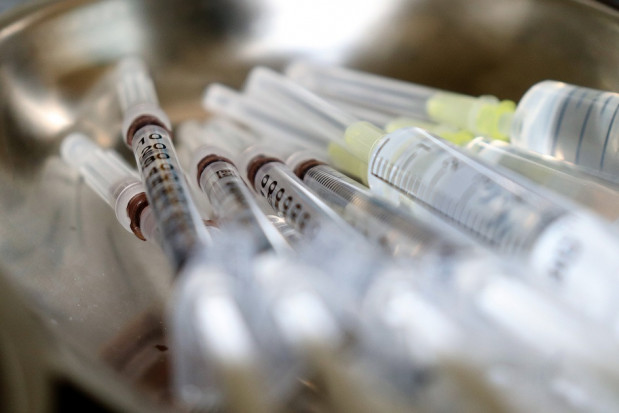 Koronawirus: na szczepionkę możemy poczekać do połowy 2021 r.