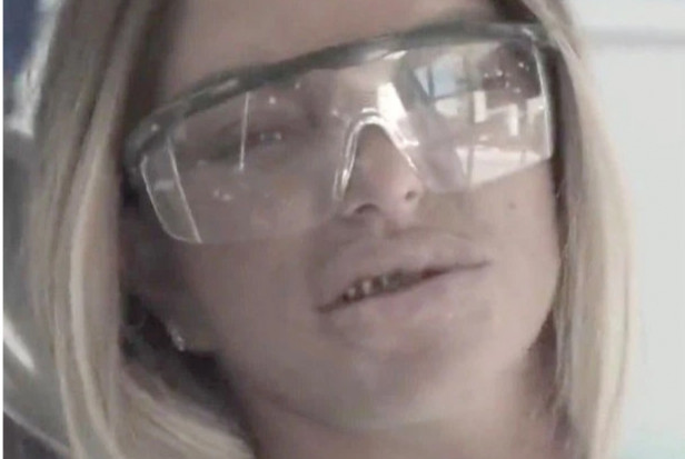 Katie Price po zdjęciu licówek (fot. YouTube) Szpan na wygląd ... bez licówek