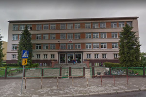 Szkoła Podstawowa nr 2 w Oławie (źródło: Google Maps) W Oławie szukają dentystów chcących leczyć uczniów