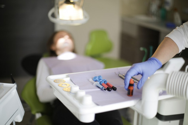 NHS chce zainteresować współpracą większą liczbę dentystów