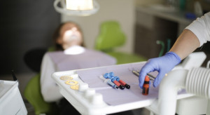 NHS chce zainteresować współpracą większą liczbę dentystów