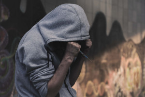 Narkotyki i inne używki zwiększają podatność na COVID-19