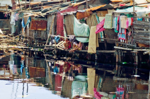 W slumsach badania w kierunku koronawirusa niemile widziane (foto: pixabay) Zapłata za serce dentystki niosącej pomoc w dobie koronawirusa