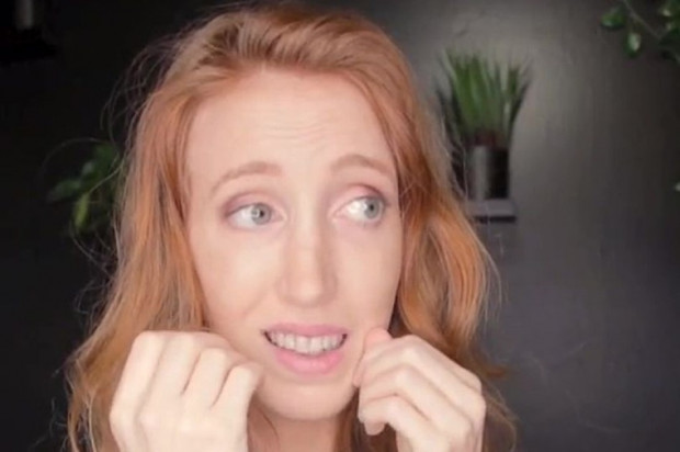 Kolejna szkodliwa dla zębów moda (fot. TikTok) Moda na nitkowanie zębów własnymi włosami
