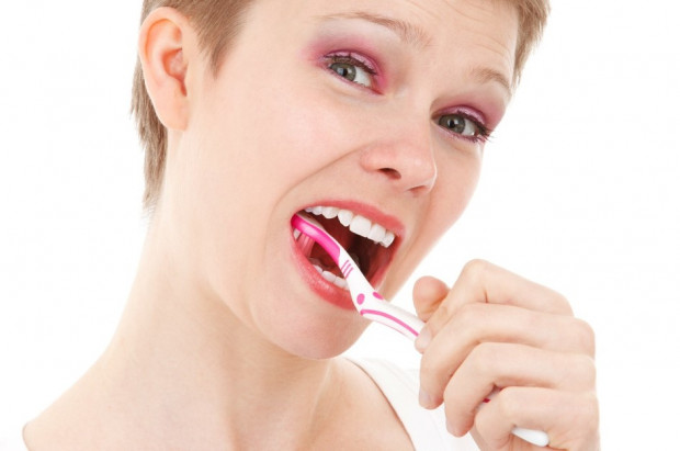 Czy szczotkowanie zębów chroni przed COVID-19, jak mycie rąk?