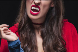Ze zbliżającym się Haloween przybywa sztucznych wampirzych zębów (fot. Instagram) Moda na przyklejanie wampirzych zębów