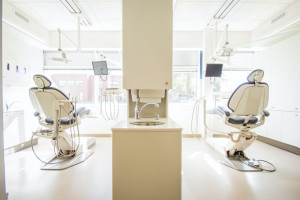 MZ: w czasie pandemii zakażenie wykryto u 1047 dentystów