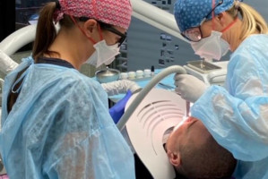P-100 w walce z koronawirusem Śliniak z Corianu chroni dentystów przed koronawirusem