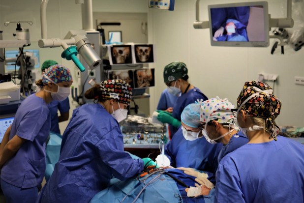 Operacja prowadzona w Specjalistycznym Centrum Medycznym Medicus Clinic (fot. FB) Wrocław: chirurgia rekonstrukcyjna głowy i twarzy na światowym poziomie