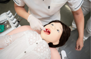 Nauka leczenia dzieci Humanoid dla dentystów