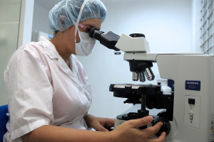 Badania mikrobiologów pomagają w opracowaniu skuteczniejszych metod profilaktyki parodontozy (fot. pixabay) Parodontoza jako skutek molekularnej pożyczki