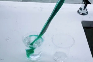 Namaczanie szczoteczki do zębów (źródło: TikTok) W zasadzie nikt nie dba właściwie o szczoteczkę do zębów