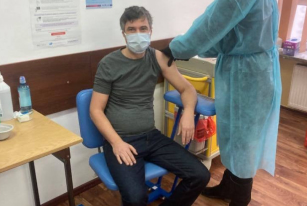 Poseł Radosław Lubczyk podczas szczepienia (fot. FB) Poseł dentysta zaszczepiony przeciwko COVID-19
