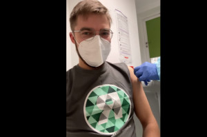 Adam Miller podczas szczepienia (źródło: FB) Dentysta powodem afery szczepionkowej