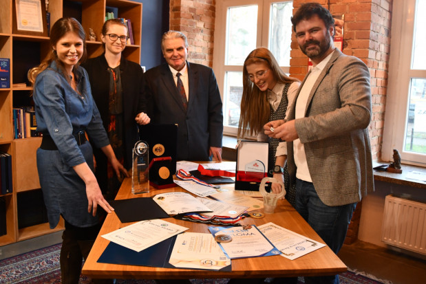 Autorzy systemu clean-DENT-workspace, od prawej; dr Lech Dobrzański, dr Joanna Dobrzańska, prof. Leszek A. Dobrzański, dr Anna Achtelik-Franczak, mgr inż. Karolina Rudziarczyk (fot. Archiwum) Polski system chroniący dentystę przed koronawirusem