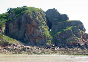 W rozpadlinach skał wapiennych na wybrzeżu wyspy Jersey zachowały się szczątki ludzi z okresu paleolitu (fot. Wikipedia) Neandertalczycy krzyżowali się z ludźmi - dowodem są zęby!