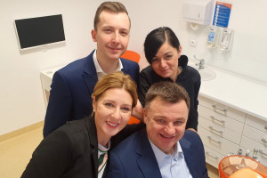 W pierwszym rzędzie Anna Stuchly i Paweł Sassowsky, w drugim rzędzie Krzysztof Wróbel i Magdalena Mandycz-Hoffman (fot. archiwum) DenticaCenter w grupie Tar Heel Capital