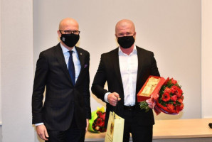 Dentysta Radosław Jadach (z prawej) z prezydentem Wrocławia Jackiem Sutryką (fot. UM Wrocław) Wrocław: dwaj dentyści nagrodzeni za pracę podczas pandemii