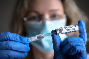 Szczepionka przeciwko COVID-19 - medycy w kolejce oczekujących Szczepienia lekarzy i lekarzy dentystów jak po grudzie
