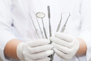 Pacjent wymagający u dentysty (fot. shutterstock) Leczenie stomatologiczne dzieci autystycznych: na jakich zasadach