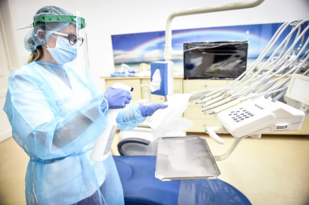 Jak często do dentysty w czasie pandemii (fot. shutterstock) Do dentysty w czasie pandemii? Tak, czy nie.