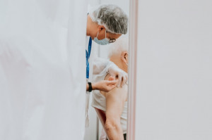 WHO zabiera głos w dyskusji na temat skutków szczepionki AstraZeneca (fot. Unsplash) WHO: brak dowodów,że szczepionka AstraZeneca powoduje powikłania