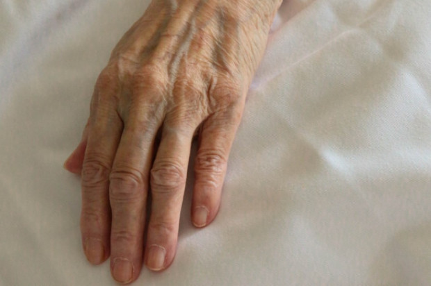 Seniorzy i ponowne zakażenia koronawirusem (fot. unsplash) COVID-19: ponowne zakażenia częściej po 65 roku życia