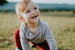 Opieka nad dzieckiem medyków (fot. unsplash) Ochrona zdrowia: dla kogo otwarte przedszkola