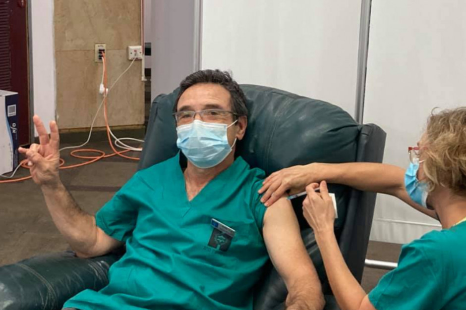 Prof. Lior Shapira  podczas szczepienia przeciwko COVID-19 (źródło: FB)