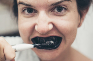 Tylko co czwarta osoba starała się o lepszą higienę jamy ustnej w ostatnim roku (fot. Unsplash) Mycie zębów w trakcie pandemii