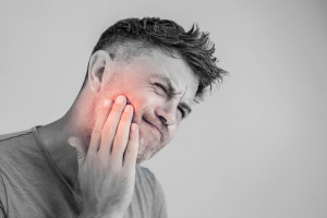 Parodontoza dotyka całego organizmu (fot. shutterstock) Zapalenie przyzębia odpowiada za wszystkie choroby?!