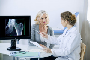 Niska masa kostna zwiększa ryzyko parodontozy u kobiet w średnim wieku (fot. Shutterstock) Niska masa kości a choroby przyzębia