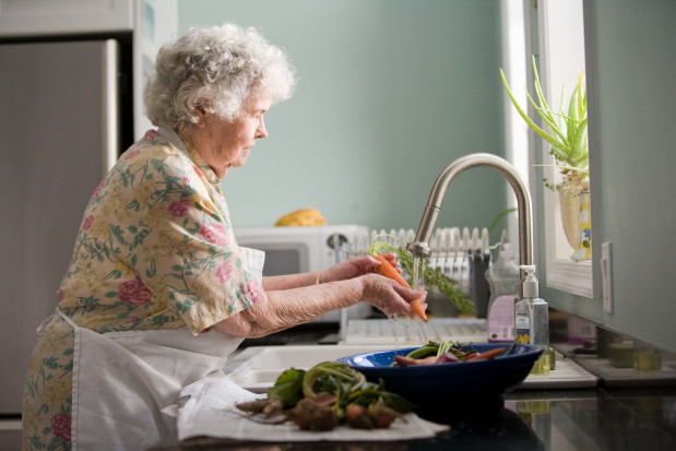 Osoby zdrowe z przewagą bakterii periodontogennych mają wyższe ryzyko choroby Alzheimera (fot. Unsplash) Jak bakterie zwiększają ryzyko choroby Alzheimera