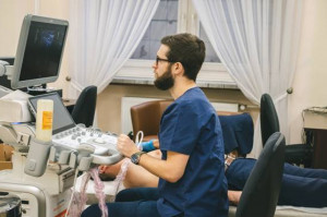 Zaburzenia w działaniu hormonów tarczycy są powikłaniem COVID-19 (fot. mat. prasowe) Problemy z tarczycą po przechorowaniu COVID-19