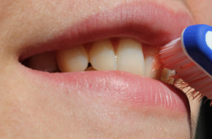 Całkiem sporo Australijczyków wierzy, że przekonanych, że częste mycie nie jest dobre dla zębów (fot. Pixabay) Praca dentystów w Australii powoli przynosi owoce