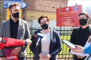 Monika Falej przed lecznicą walczy o doraźną pomoc stomatologiczną Posłanka walczy o doraźną pomoc stomatologiczną w Ełku