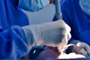 Wizyta u dentysty z przepisu wielu specjalistów? (fot. unsplash) Choroby ogólnoustrojowe podążają za schorzeniami jamy ustnej