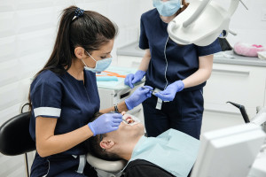 Prawidłowa postawa podczas pracy z pacjentem (fot. Pixabay) FDI: Jak dentysta może uniknąć problemów z kręgosłupem