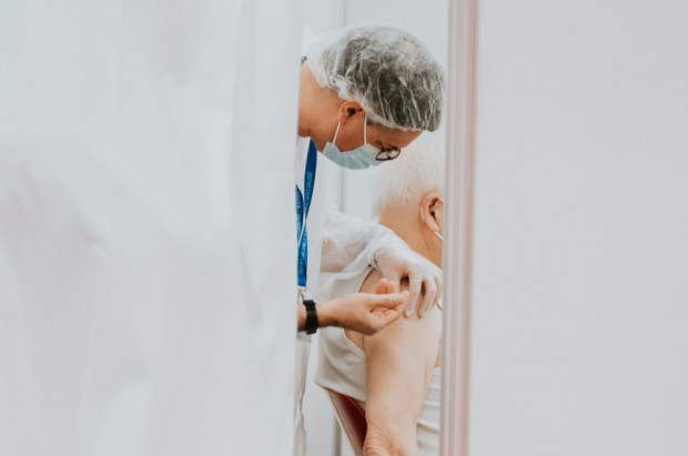 Szczepionka przeciwko COVID-19 musi być bezpieczna (fot. unsplash) Prof. Horban: obowiązek szczepień przeciw COVID-19 - do rozważenia