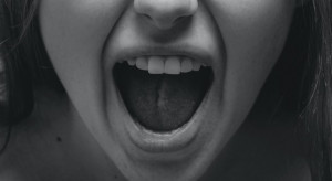 Naukowcy: COVID-19 a choroby jamy ustnej