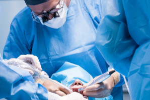 Zakażenia koronawirusem wśró dentystów (fot. shutterstosk) COVID-19: kwiecień rekordowy pod względem zakażeń lekarzy dentystów