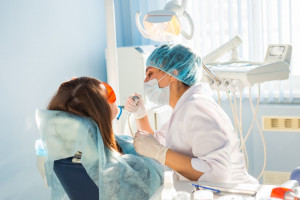 Wizyta u dentysty po COVID-19 obowiązkowa (fot. shutterstock) PoCOVIDowe zmiany w jamie ustnej - coraz więcej dowodów