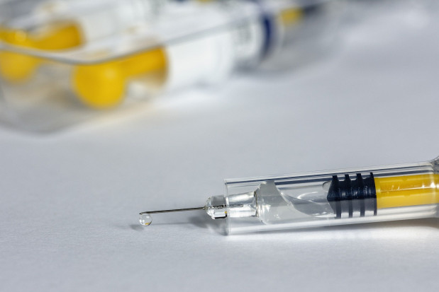Mieszanie szczepionek na koronawirusa podnosi ryzyko skutków ubocznych