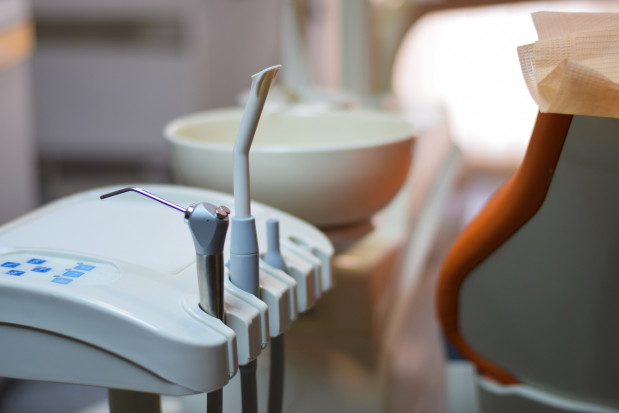 Zaledwie 1 proc. drobnoustrojów rozpylanych w trakcie zabiegu pochodzi ze śliny pacjenta (fot. Pixabay) Dlaczego tak niewielu dentystów zakaża się koronawirusem