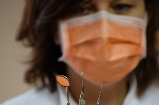 PTS: Jak pandemia COVID-19 wpływa na zdrowie psychiczne dentystów