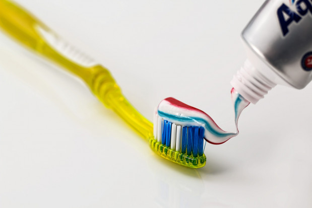 GSK łączy dbałość o środowisko z dbałością o zdrowie jamy ustnej (fot. Pixabay) Biodegradowalne tubki na pastę do zębów w masowej produkcji